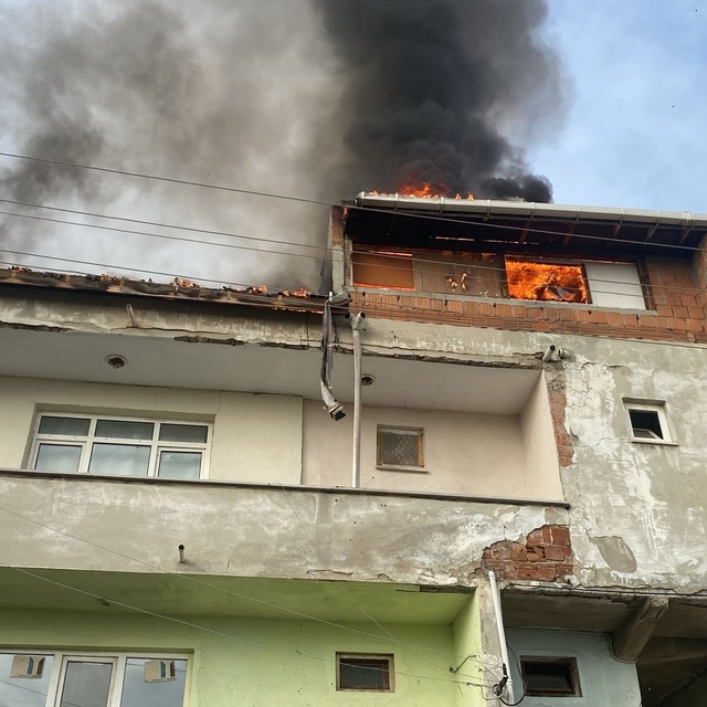 Çatı katı alev topuna döndü