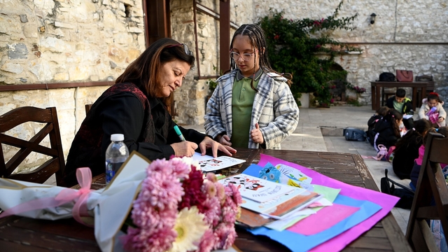 Kuşadası'nda çocuklara hem kitap hem hayvan sevgisi aşılandı