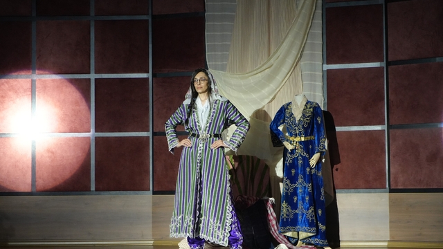 Asırlar önce kadınların giydiği kıyafetler defilede sergilendi