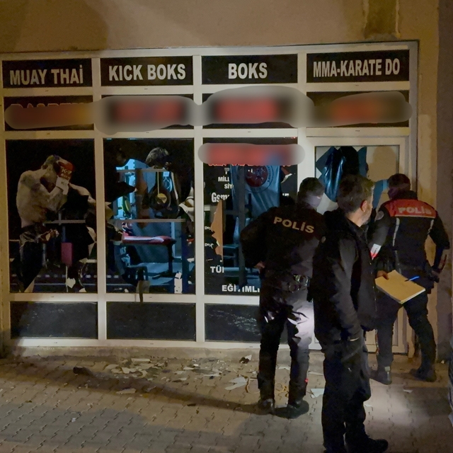 13 yaşındaki kız çocuğuna taciz iddiasıyla spor salonunun camlarını kırdıla...