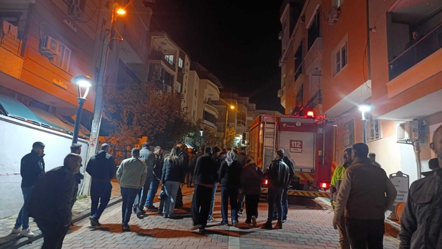 Manisa'da inşaat çalışmasının yanındaki 2 binada çatlaklar oluştu, 15 kişi tahliye edildi