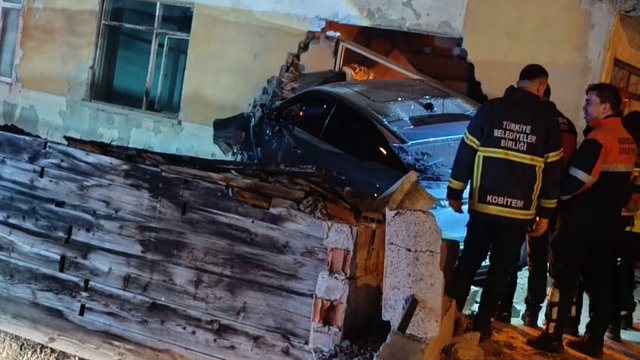 Kontrolden çıkan cip eve girdi: 1 yaralı