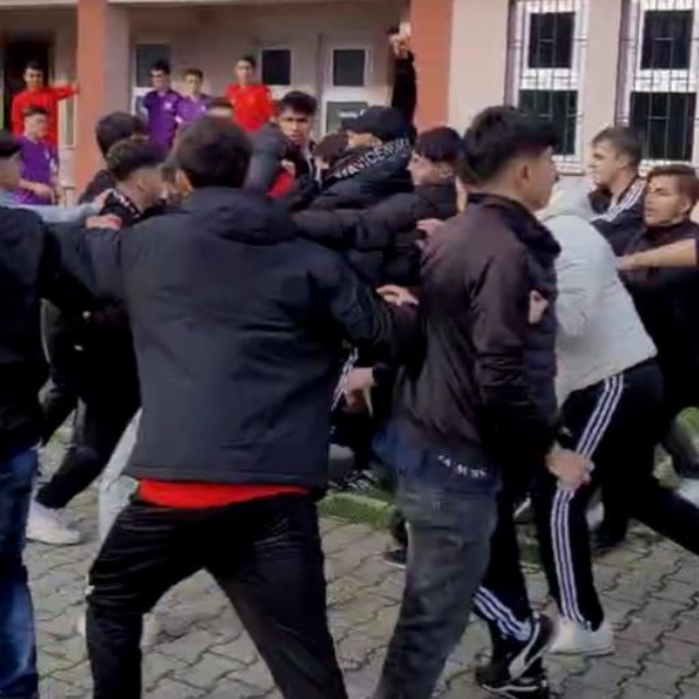 Liseler arası futbol turnuvasında öğretmen darbedildi; 2 öğrenciye gözaltı