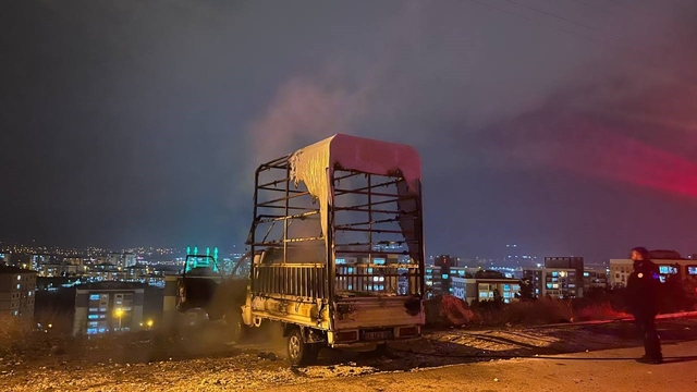 Niğde'de park halindeki kamyonette yangın çıktı