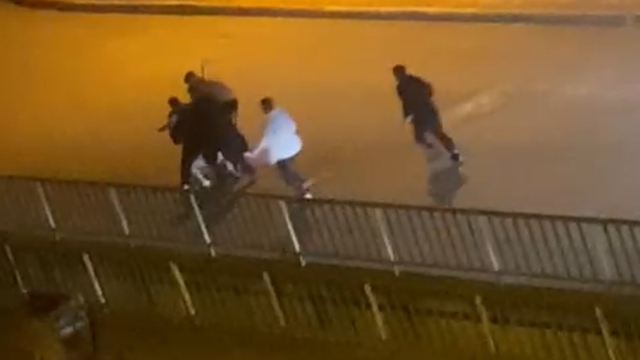 Karabük'te bir genç, 4 kişi tarafından acımasızca böyle darbedildi
Kurtarmaya çalıştığı gençle birlikte saldırganların hedefi oldu