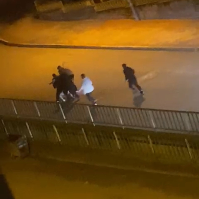 Karabük'te bir genç, 4 kişi tarafından acımasızca böyle darbedildi
Kurtarma...