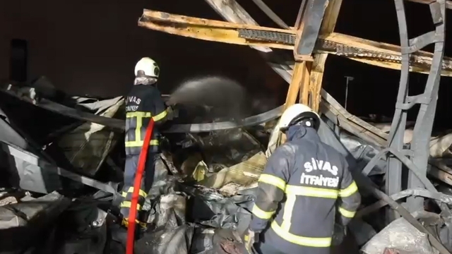 Sivas'tan Kırıkkale'ye giden itfaiye ekipleri, fabrika yangını için söndürme çalışmalarına destek verdi