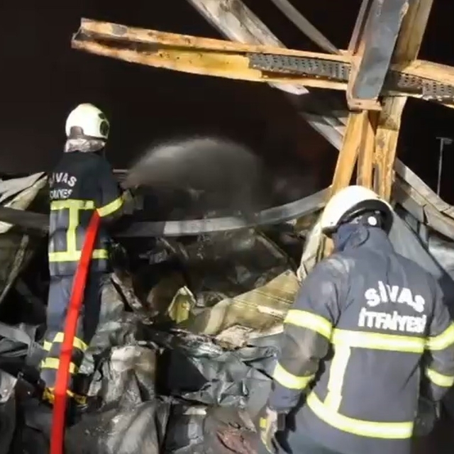 Sivas'tan Kırıkkale'ye giden itfaiye ekipleri, fabrika yangını için söndürm...