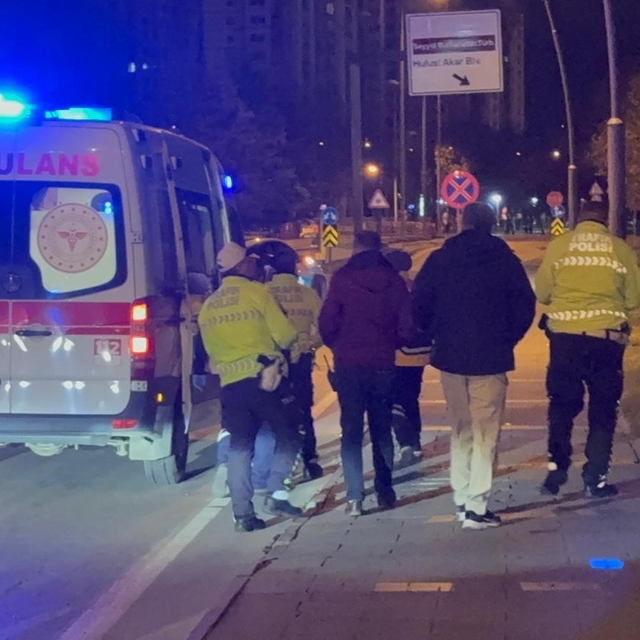 Uygulamadan polise çarpıp kaçtı, şüphelinin aracı 1 kilometre uzaklıkta par...