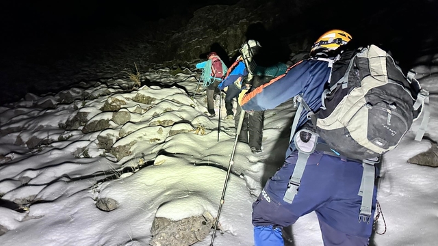 Karla kaplı dağa tırmanıp mahsur kalan 3 arkadaş kurtarıldı