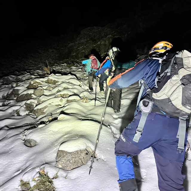 Karla kaplı dağa tırmanıp mahsur kalan 3 arkadaş kurtarıldı