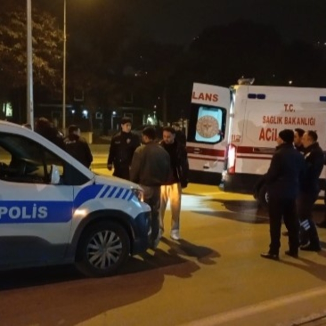 Yolun karşısına geçmeye çalışan yayaya otomobil çarptı