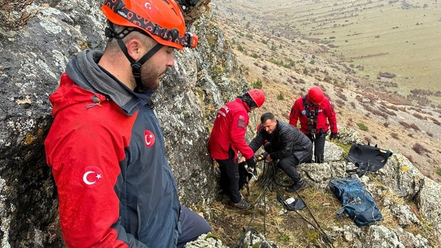 Kayalıklarda mahsur kalan keçiler JAK timi tarafından kurtarıldı