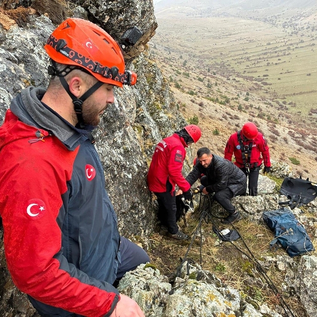 Kayalıklarda mahsur kalan keçiler JAK timi tarafından kurtarıldı