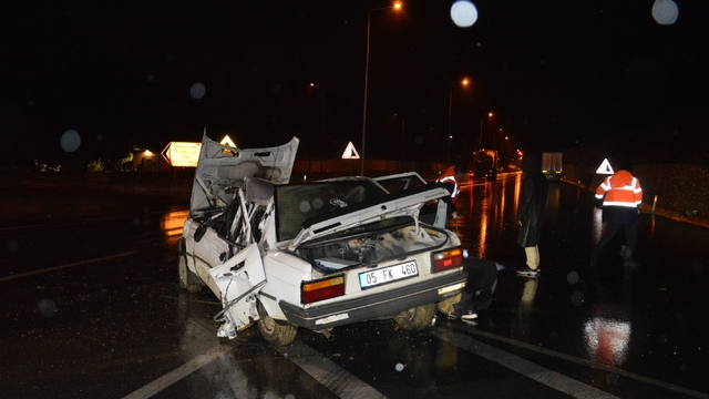 Otomobil tıra çarptı: 4 yaralı