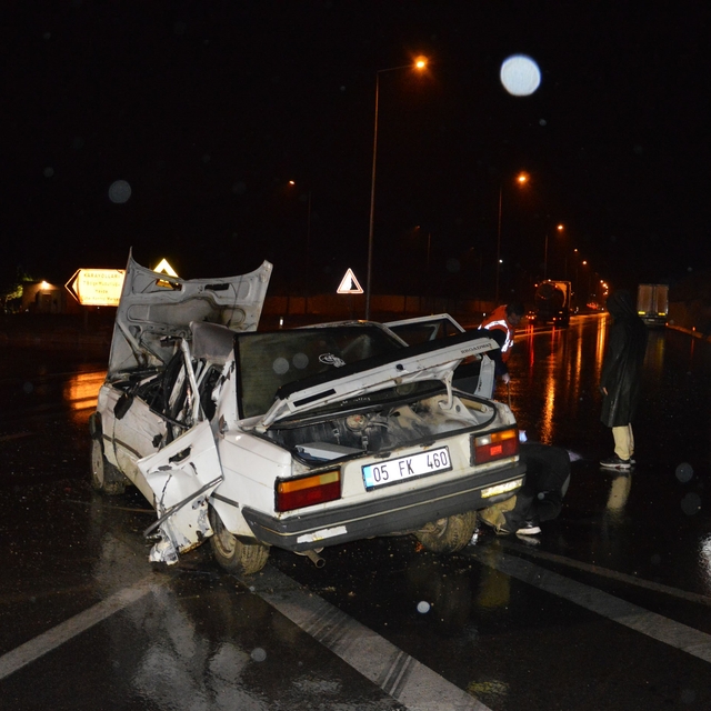 Otomobil tıra çarptı: 4 yaralı