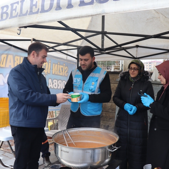 Belediyeden pazarcılara çorba ikramı