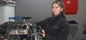 Sanayinin tek kız çırağı: 17 yaşındaki Dilem, hayalinin peşinde koşuyor
Oje sürmek yerine motor toplayıp, şanzıman söküyor