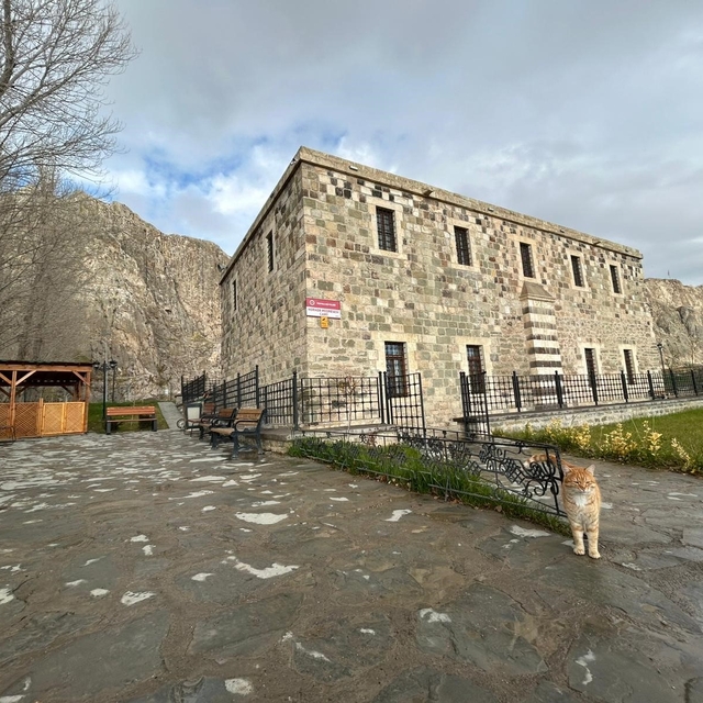 Asırların izini taşıyan Horhor Medresesi Camii, çevre düzenlemesiyle yenide...