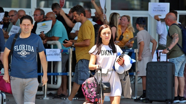 Rus ve Avrupalı turistler yılbaşına Antalya'da girecek
Antalya'daki otellerde yılbaşında yüzde 90 doluluk bekleniyor
Turizmci Hamit Kuk:
"Talepler kış periyodu için oldukça iyi rakamlarda"