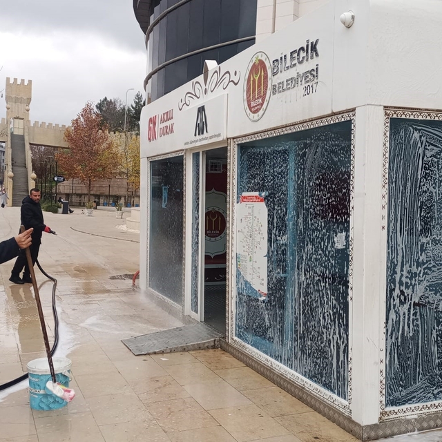 Bilecik'te kent genelinde durak temizliği seferberliği