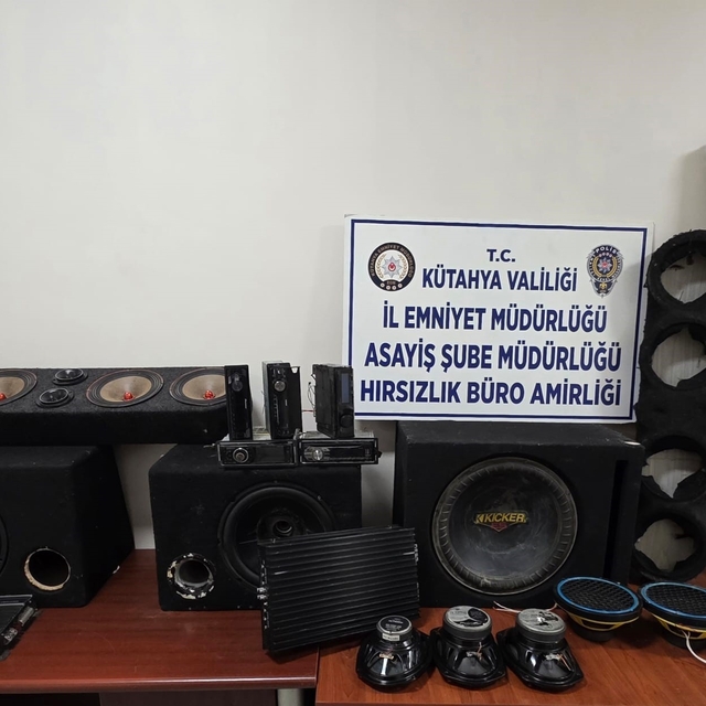 Kütahya'da araçlardan ses sistemi hırsızlığı yapan 2 şüpheli yakalandı
