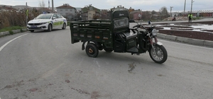 Tavşanlı'da elektrikli motosiklet devrildi: 4 yaralı