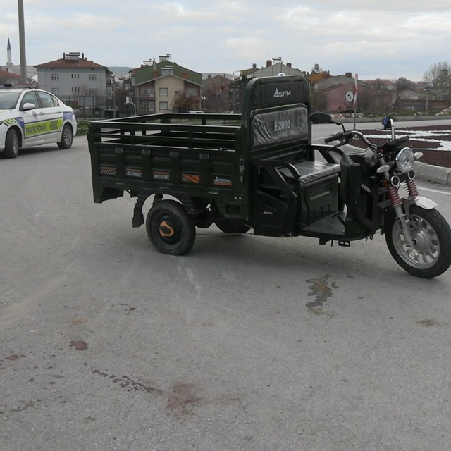 Tavşanlı'da elektrikli motosiklet devrildi: 4 yaralı