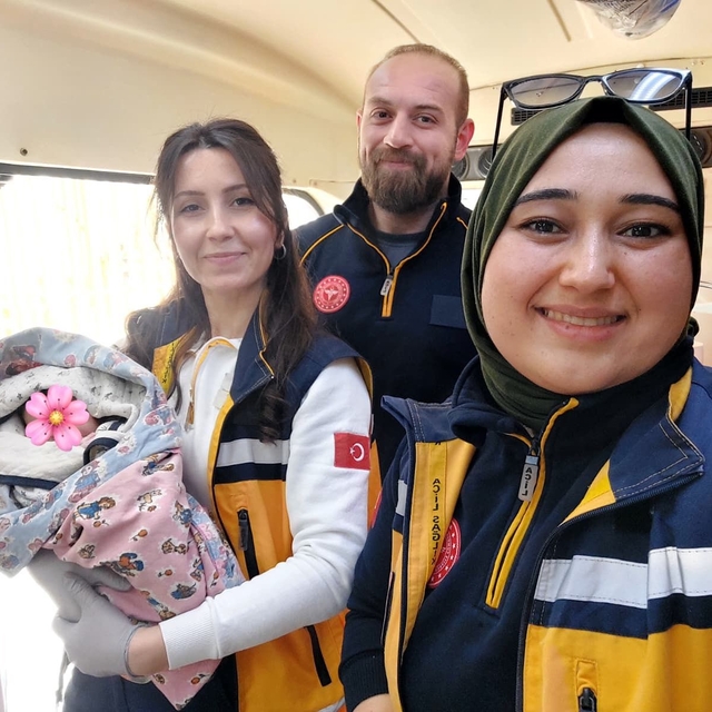 Bozdoğanlı ailenin bebeği ambulansta dünyaya geldi