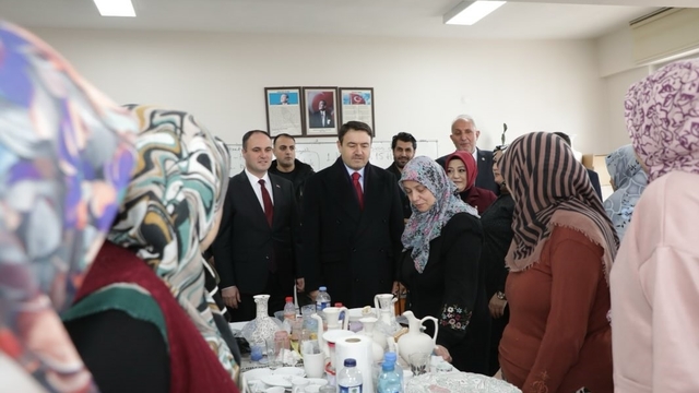 Vali Musa Işın, Aslanapa Halk Eğitim Merkezi'nde kursiyerlerle buluştu