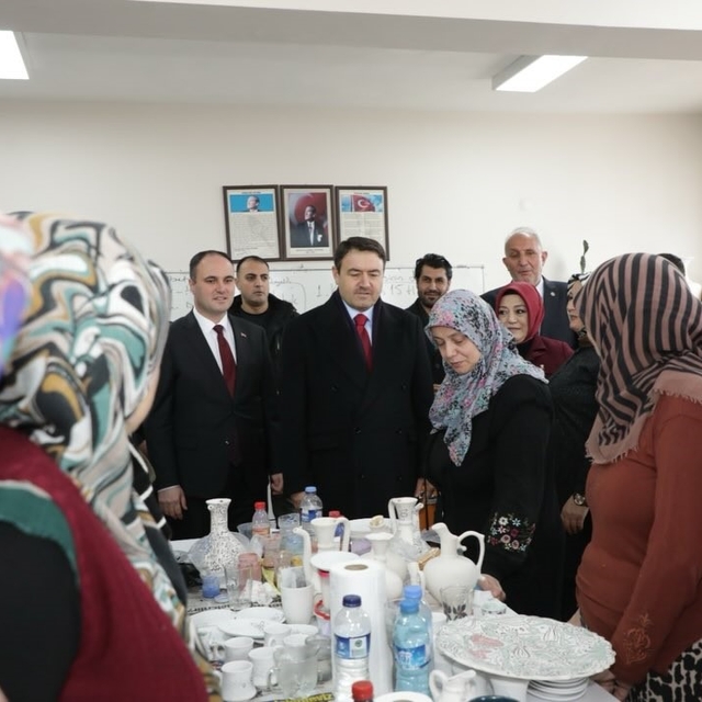 Vali Musa Işın, Aslanapa Halk Eğitim Merkezi'nde kursiyerlerle buluştu