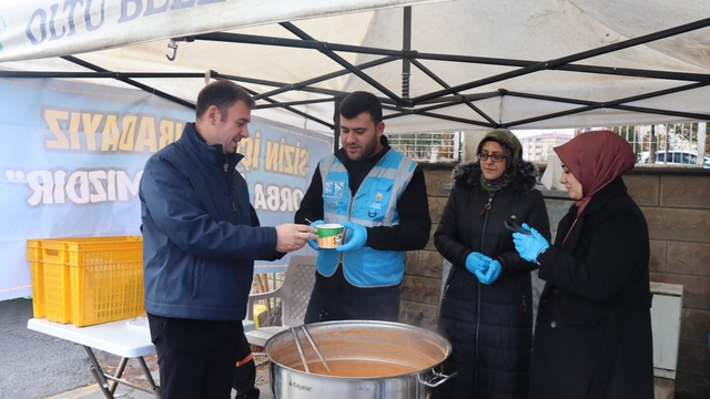 Belediyeden pazarcılara çorba ikramı