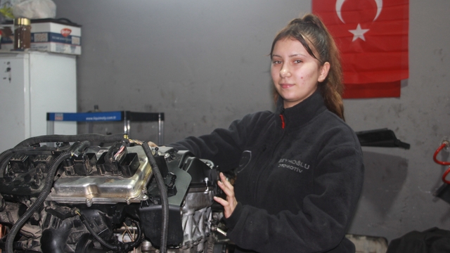 Sanayinin tek kız çırağı: 17 yaşındaki Dilem, hayalinin peşinde koşuyor
Oje sürmek yerine motor toplayıp, şanzıman söküyor
