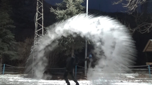 Kars'ta Sibirya soğukları etkisini sürdürüyor
Vatandaşın havaya serptiği sıcak su yere düşmeden dondu