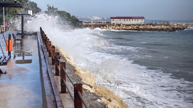 Doğu Akdeniz'de dev dalgalar kıyıları dövdü
