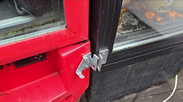 Çocuklar büfenin kilidini çözdü: İşletmeci isyan etti
Parktaki oyuncakları soyan çocuklar da güvenlik kameralarına takıldı