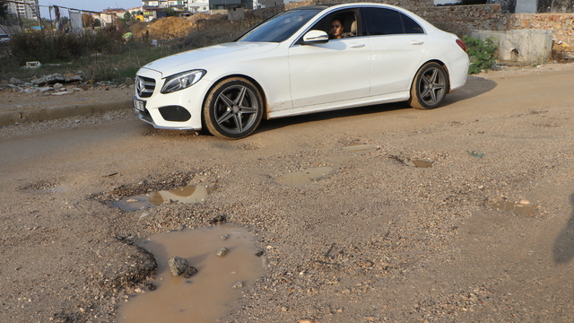 Her yağmurda çökme yaşanıp, çukurlar oluşan yollar için çözüm isteği