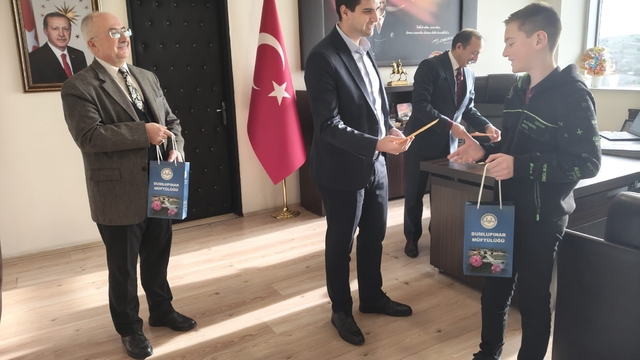 Dumlupınar'da bilgi yarışmasında dereceye giren öğrenciler ödüllerini aldı