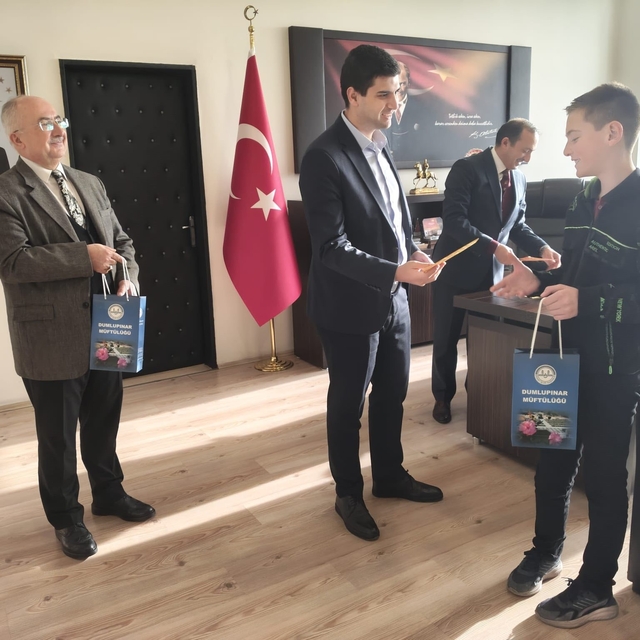 Dumlupınar'da bilgi yarışmasında dereceye giren öğrenciler ödüllerini aldı