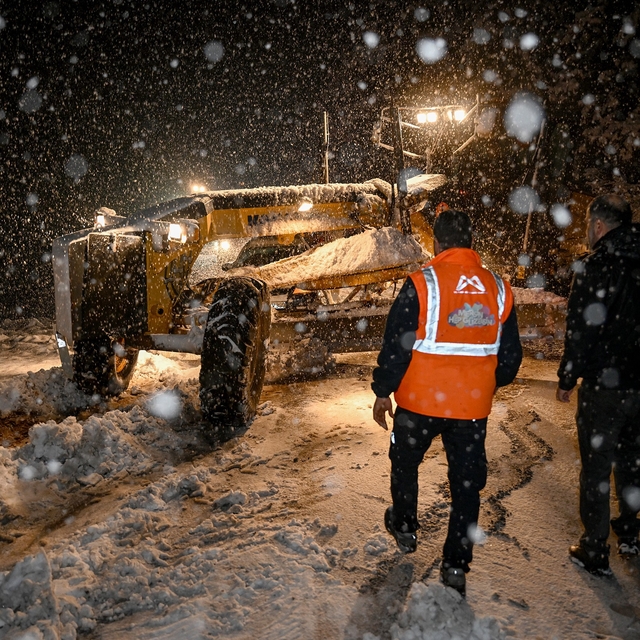 Mersin Büyükşehir Belediyesi, kar yağışına karşı 13 ilçede 7/24 teyakkuzda