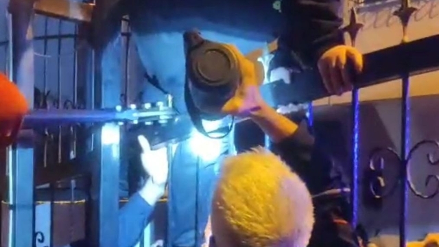 Bacağına demir korkuluk saplanan çocuk hastaneye kaldırıldı