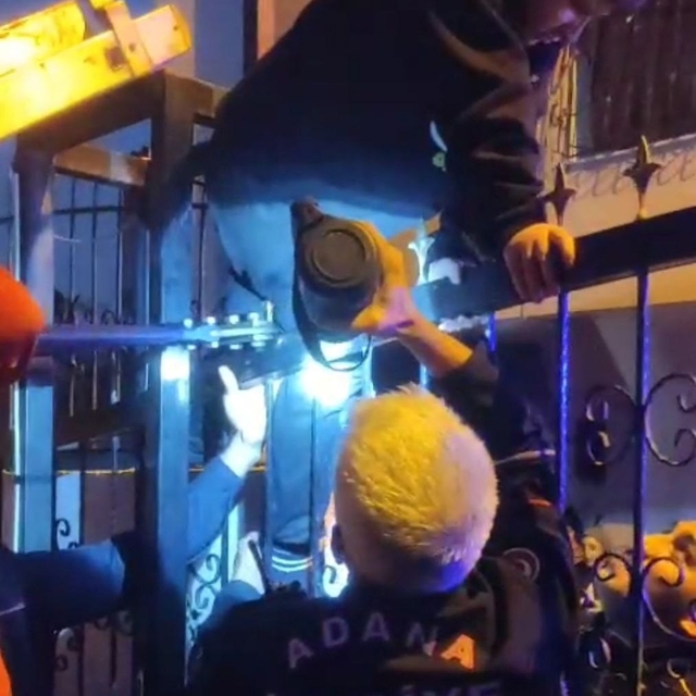 Bacağına demir korkuluk saplanan çocuk hastaneye kaldırıldı