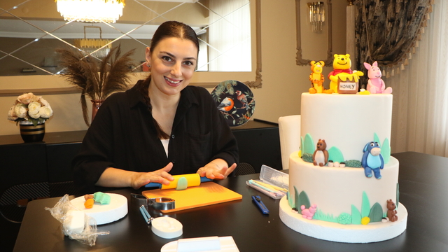 Pelin, evinde pasta yaparak geçimini sağlıyor