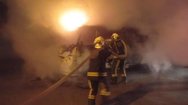 Park halindeki minibüs alev aldı