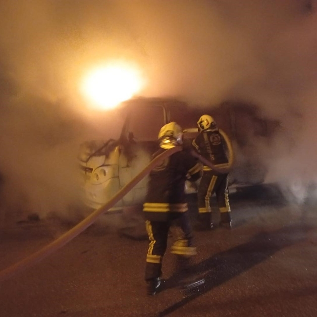 Park halindeki minibüs alev aldı