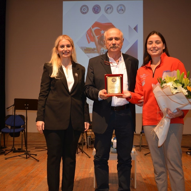 Milli yüzücü Bengisu, Ege Üniversitesinde başarı hikayesini anlattı