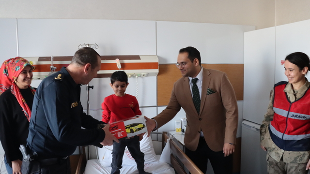 Midyat Devlet Hastanesi'nde "Gülümse Midyat, Umut Çocuklarda" projesi sürüyor