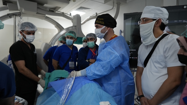 "İğneyle" tümör tedavisine uluslararası ilgi: Canlı canlı izlediler
Kocaeli'den dünyaya tıp dersi
Yabancı doktorlara canlı vaka ile eğitim verildi