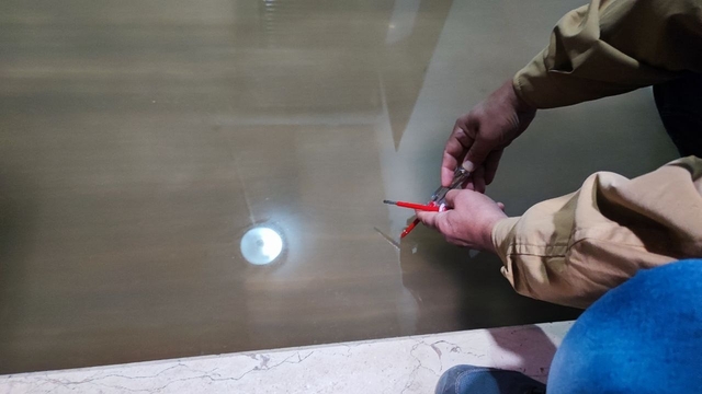 Sürekli su basan bodrum kata 'kontrol kalemiyle suyu test ederek' giriyorlar
Adana'da kanalizasyon tıkandığı için güneşli havada bile 6 yıldır apartmanın bodrum katını su bastığı için apartman sakinleri perişan oldu
Elektrik panosunun da bodrum katta olmasından dolayı vatandaş suyu kontrol kalemiyle test edip giriyor