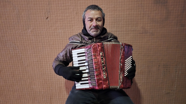 Yağmur, soğuk demeden enstrümanını çalıyor